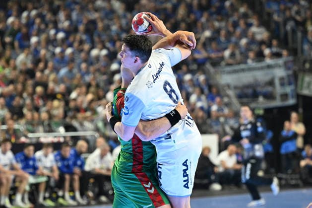 GER, Lanxess Arena Koeln, HBL, LIDL FINAL4, Men, Spiel um Platz 3, TBV Lemgo Lippe vs. SC Magdeburg 19.04.2026, Lanxess Arena , Koeln , GER, Lanxess Arena Koeln, HBL, LIDL FINAL4, Men, Spiel um Platz 3, TBV Lemgo Lippe vs. SC Magdeburg , im Bild: Frederik Simak (TBV Lemgo 8), im Zweikampf gegen Oscar Bergendahl (SC Magdeburg 54),