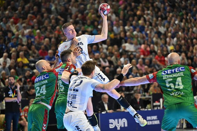 GER, Lanxess Arena Koeln, HBL, LIDL FINAL4, Men, Spiel um Platz 3, TBV Lemgo Lippe vs. SC Magdeburg 19.04.2026, Lanxess Arena , Koeln , GER, Lanxess Arena Koeln, HBL, LIDL FINAL4, Men, Spiel um Platz 3, TBV Lemgo Lippe vs. SC Magdeburg , im Bild: Niels Versteijnen (TBV Lemgo 25), im Zweikampf gegen Christian O Sullivan (SC Magdeburg 24), Elvar Örn Jonsson (SC Magdeburg 19),