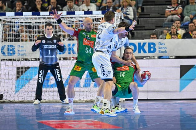 GER, Lanxess Arena Koeln, HBL, LIDL FINAL4, Men, Spiel um Platz 3, TBV Lemgo Lippe vs. SC Magdeburg 19.04.2026, Lanxess Arena , Koeln , GER, Lanxess Arena Koeln, HBL, LIDL FINAL4, Men, Spiel um Platz 3, TBV Lemgo Lippe vs. SC Magdeburg , im Bild: Omar Ingi Magnusson (SC Magdeburg 14), Oscar Bergendahl (SC Magdeburg 54), im Zweikampf gegen Adam Nyfjäll Nyfjaell (TBV Lemgo 22),