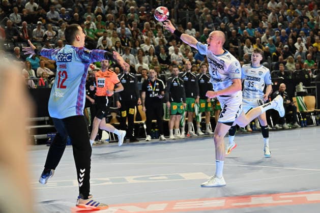 GER, Lanxess Arena Koeln, HBL, LIDL FINAL4, Men, Spiel um Platz 3, TBV Lemgo Lippe vs. SC Magdeburg 19.04.2026, Lanxess Arena , Koeln , GER, Lanxess Arena Koeln, HBL, LIDL FINAL4, Men, Spiel um Platz 3, TBV Lemgo Lippe vs. SC Magdeburg , im Bild: Leve Carstensen (TBV Lemgo 21), im Zweikampf gegen Matej Mandić Torwart (SC Magdeburg 12),