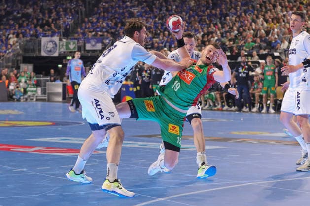 19.04.2026, xgox, Handball - DHB Pokal Spiel Platz 3 SC Magdeburg - TBV Lemgo Lippe emspor, v.l. Hendrik Wagner (Lemgo, 28), Elvar Oern Jonsson (Magdeburg, 19) Zweikampf, Duell, Kampf, tackle Koeln