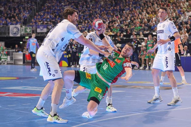 19.04.2026, xgox, Handball - DHB Pokal Spiel Platz 3 SC Magdeburg - TBV Lemgo Lippe emspor, v.l. Hendrik Wagner (Lemgo, 28), Elvar Oern Jonsson (Magdeburg, 19) Zweikampf, Duell, Kampf, tackle Koeln