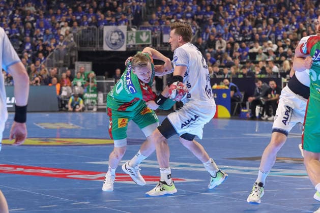 19.04.2026, xgox, Handball - DHB Pokal Spiel Platz 3 SC Magdeburg - TBV Lemgo Lippe emspor, v.l. Gisli Thorgeir Kristjansson (Magdeburg, 10), Adam Nyfjaell (Lemgo, 22) Zweikampf, Duell, Kampf, tackle Koeln