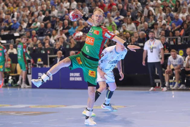 19.04.2026, xgox, Handball - DHB Pokal Spiel Platz 3 SC Magdeburg - TBV Lemgo Lippe emspor, v.l. Matthias Musche (Magdeburg, 6) beim Siebenmeter Koeln