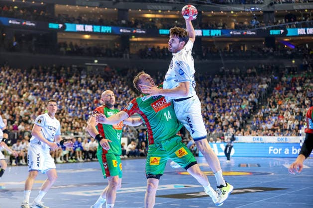 19.04.2026, xsscx, Handball, DHB-Pokal Lidl Final4, Spiel um Platz 3, TBV Lemgo-Lippe - SC Magdeburg, Saison 2025 2026 Herren, Lanxess Arena, Köln: Omar Ingi Magnusson (SC Magdeburg 14) im Zweikampf gegen Hendrik Wagner (TBV Lemgo Lippe 28) Photo: xSandraxScherningxPressefotoKochx Nordrhein-Westfalen Deutschland