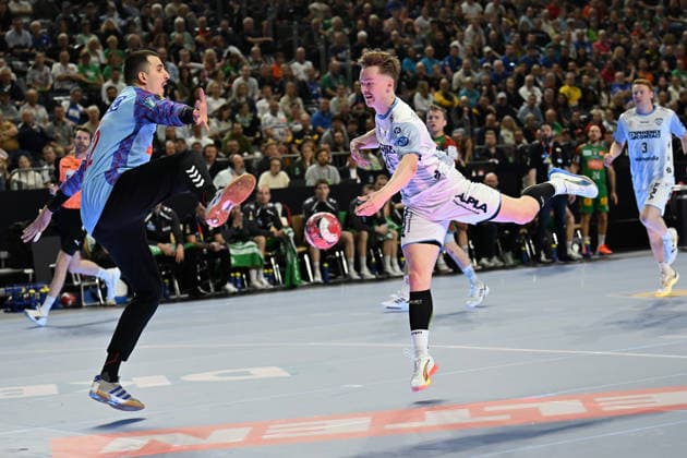 GER, Lanxess Arena Koeln, HBL, LIDL FINAL4, Men, Spiel um Platz 3, TBV Lemgo Lippe vs. SC Magdeburg 19.04.2026, Lanxess Arena , Koeln , GER, Lanxess Arena Koeln, HBL, LIDL FINAL4, Men, Spiel um Platz 3, TBV Lemgo Lippe vs. SC Magdeburg , im Bild: Joel Willecke (TBV Lemgo 24), frei vor dem Tor und Torwart Matej MandiÄ‡ Torwart (SC Magdeburg 12),