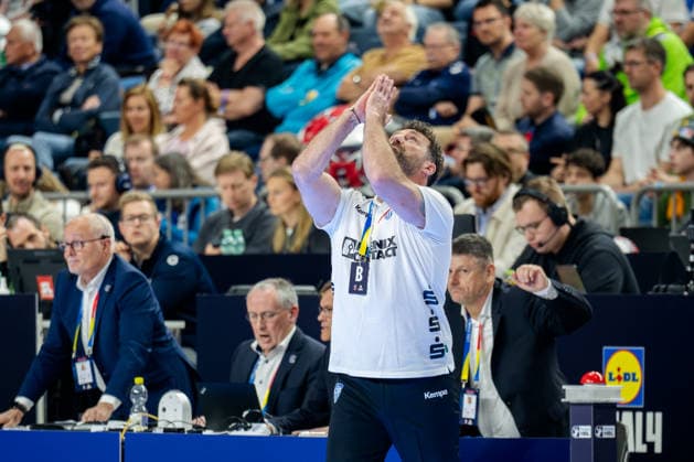 Köln, 19.04.2026, Handball, Herren, Lidl Final4, DHB Pokal, Spiel um Platz 3, TBV Lemgo Lippe - SC Magdeburg Florian Kehrmann (Trainer TBV Lemgo) emotionale Reaktion nach dem drücken des Auszeitbuzzers Köln Lanxess Arena NRW Germany