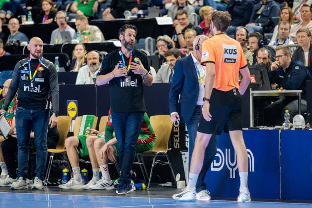 Köln, 19.04.2026, Handball, Herren, Lidl Final4, DHB Pokal, Spiel um Platz 3, TBV Lemgo Lippe - SC Magdeburg Bennet Wiegert (SC Magdeburg) diskutiert mit dem Schiedsrichter und technischen Delegierten Köln Lanxess Arena NRW Germany