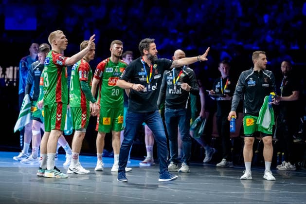 Köln, 19.04.2026, Handball, Herren, Lidl Final4, DHB Pokal, Spiel um Platz 3, TBV Lemgo Lippe - SC Magdeburg Bennet Wiegert (SC Magdeburg) und Magnus Saugstrup (SC Magdeburg, 23) gestikulieren Richtung Lemgoer Mannschaft Köln Lanxess Arena NRW Germany