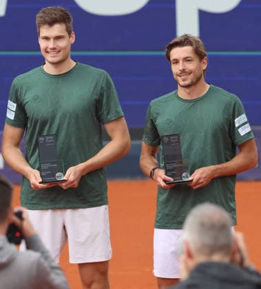 Sieger im Doppel, Jakob Schnaitter (GER) und Mark Wallner (GER) posieren für die Fotografen, Siegerehrung, Trophäe, Tennis Finale Doppel Doubles Final BMW Open by Bitpanda 2026 ATP, Tennis Herren 500 München 19.04.2026 FOTO: Mladen Lackovic LakoPress