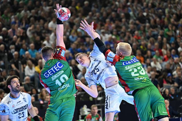 GER, Lanxess Arena Koeln, HBL, LIDL FINAL4, Men, Spiel um Platz 3, TBV Lemgo Lippe vs. SC Magdeburg 19.04.2026, Lanxess Arena , Koeln , GER, Lanxess Arena Koeln, HBL, LIDL FINAL4, Men, Spiel um Platz 3, TBV Lemgo Lippe vs. SC Magdeburg , im Bild: Niels Versteijnen (TBV Lemgo 25), im Zweikampf gegen Elvar Örn Jonsson (SC Magdeburg 19), Magnus Saugstrup Jensen (SC Magdeburg 23),