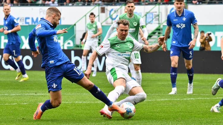 19.04.2026 - Fussball - Saison 2025 2026 - 2. Fussball - Bundesliga - 30. Spieltag: SpVgg Greuther Fürth ( Kleeblatt ) - SV Darmstadt 98 ( Lilien ) - Sportfoto Zink - xwoxzix - DFL regulations prohibit any use of photographs as image sequences and or quasi-video - only for editorial use - Fabian Nürnberger Nuernberger (15, SV Darmstadt 98 D98 SV98 ) Felix Klaus (30, SpVgg Greuther Fürth ) Chance Torchance