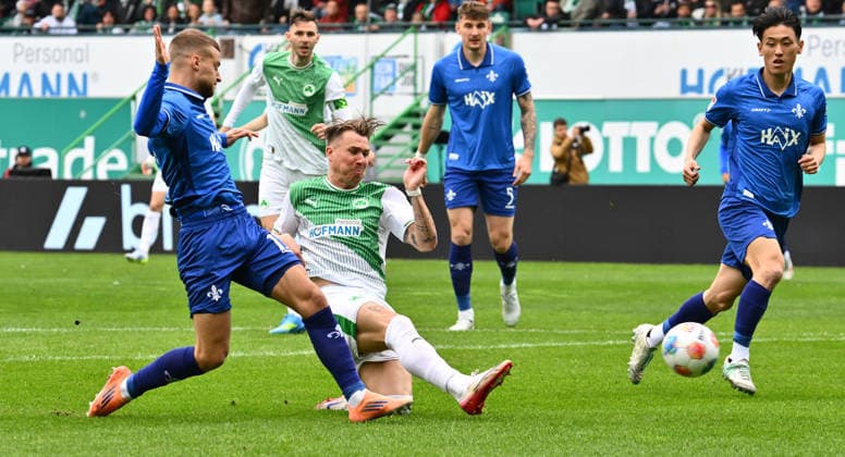 19.04.2026 - Fussball - Saison 2025 2026 - 2. Fussball - Bundesliga - 30. Spieltag: SpVgg Greuther Fürth ( Kleeblatt ) - SV Darmstadt 98 ( Lilien ) - Sportfoto Zink - xwoxzix - DFL regulations prohibit any use of photographs as image sequences and or quasi-video - only for editorial use - Fabian Nürnberger Nuernberger (15, SV Darmstadt 98 D98 SV98 ) Felix Klaus (30, SpVgg Greuther Fürth ) Chance Torchance