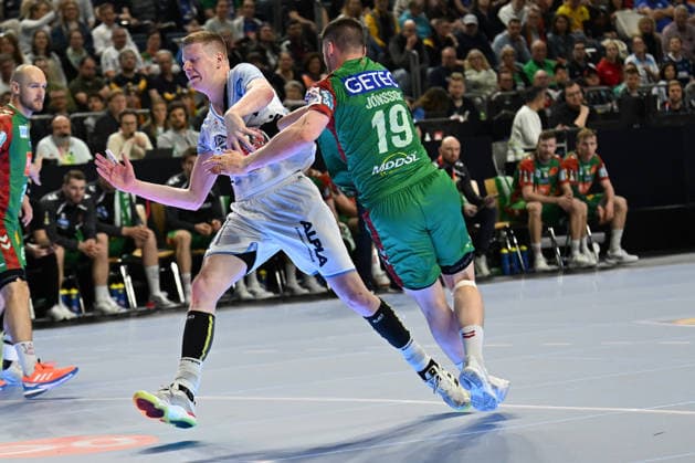 GER, Lanxess Arena Koeln, HBL, LIDL FINAL4, Men, Spiel um Platz 3, TBV Lemgo Lippe vs. SC Magdeburg 19.04.2026, Lanxess Arena , Koeln , GER, Lanxess Arena Koeln, HBL, LIDL FINAL4, Men, Spiel um Platz 3, TBV Lemgo Lippe vs. SC Magdeburg , im Bild: Kampf zwischen Niels Versteijnen (TBV Lemgo 25), und Elvar Örn Jonsson (SC Magdeburg 19),