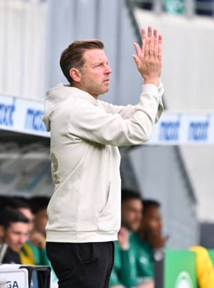 19.04.2026 - Fussball - Saison 2025 2026 - 2. Fussball - Bundesliga - 30. Spieltag: SpVgg Greuther Fürth ( Kleeblatt ) - SV Darmstadt 98 ( Lilien ) - Sportfoto Zink - xwoxzix - DFL regulations prohibit any use of photographs as image sequences and or quasi-video - only for editorial use - Florian Kohfeldt ( Trainer SV Darmstadt 98 D98 SV98 ) applaudiert klatscht