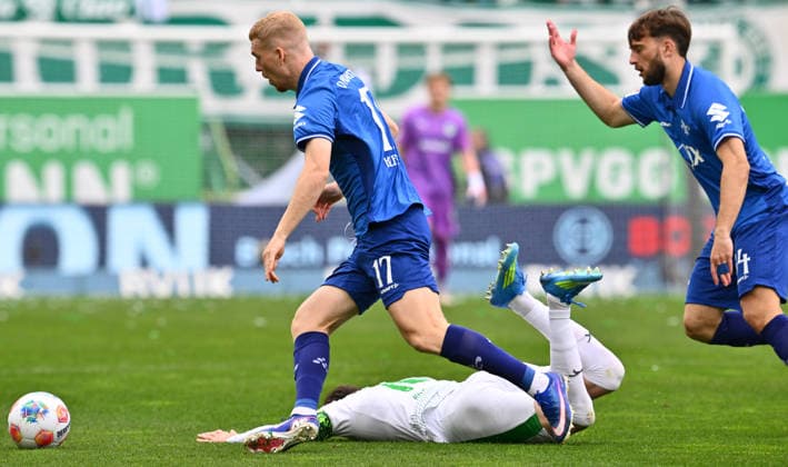 19.04.2026 - Fussball - Saison 2025 2026 - 2. Fussball - Bundesliga - 30. Spieltag: SpVgg Greuther Fürth ( Kleeblatt ) - SV Darmstadt 98 ( Lilien ) - Sportfoto Zink - xwoxzix - DFL regulations prohibit any use of photographs as image sequences and or quasi-video - only for editorial use - Kai Klefisch (17, SV Darmstadt 98 D98 SV98 ) Branimir Hrgota (10, SpVgg Greuther Fürth )