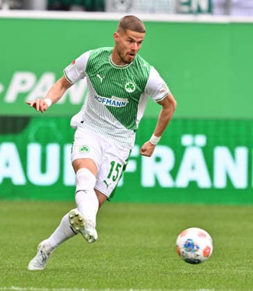 19.04.2026 - Fussball - Saison 2025 2026 - 2. Fussball - Bundesliga - 30. Spieltag: SpVgg Greuther Fürth ( Kleeblatt ) - SV Darmstadt 98 ( Lilien ) - Sportfoto Zink - xwoxzix - DFL regulations prohibit any use of photographs as image sequences and or quasi-video - only for editorial use - Jan Elvedi (15, SpVgg Greuther Fürth ) Freisteller Einzelbild