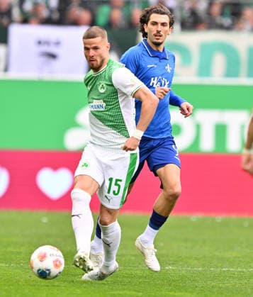19.04.2026 - Fussball - Saison 2025 2026 - 2. Fussball - Bundesliga - 30. Spieltag: SpVgg Greuther Fürth ( Kleeblatt ) - SV Darmstadt 98 ( Lilien ) - Sportfoto Zink - xwoxzix - DFL regulations prohibit any use of photographs as image sequences and or quasi-video - only for editorial use - Jan Elvedi (15, SpVgg Greuther Fürth ) Fraser Hornby (9, SV Darmstadt 98 D98 SV98 )