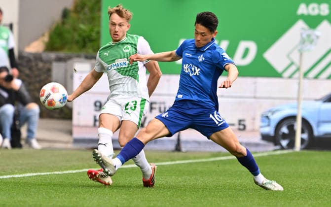19.04.2026 - Fussball - Saison 2025 2026 - 2. Fussball - Bundesliga - 30. Spieltag: SpVgg Greuther Fürth ( Kleeblatt ) - SV Darmstadt 98 ( Lilien ) - Sportfoto Zink - xwoxzix - DFL regulations prohibit any use of photographs as image sequences and or quasi-video - only for editorial use - Jannik Dehm ( 23, SpVgg Greuther Fürth ) Hiroki Akiyama (16, SV Darmstadt 98 D98 SV98 )