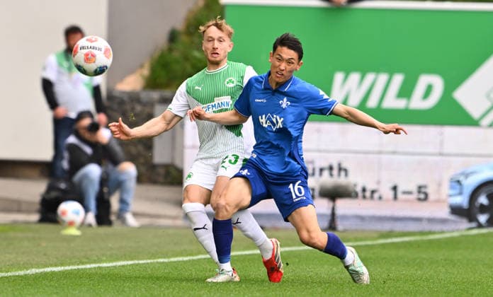 19.04.2026 - Fussball - Saison 2025 2026 - 2. Fussball - Bundesliga - 30. Spieltag: SpVgg Greuther Fürth ( Kleeblatt ) - SV Darmstadt 98 ( Lilien ) - Sportfoto Zink - xwoxzix - DFL regulations prohibit any use of photographs as image sequences and or quasi-video - only for editorial use - Jannik Dehm ( 23, SpVgg Greuther Fürth ) Hiroki Akiyama (16, SV Darmstadt 98 D98 SV98 )