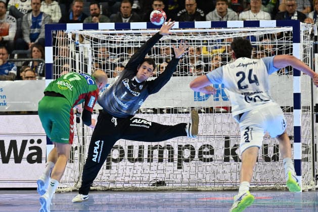 GER, Lanxess Arena Koeln, HBL, LIDL FINAL4, Men, Spiel um Platz 3, TBV Lemgo Lippe vs. SC Magdeburg 19.04.2026, Lanxess Arena , Koeln , GER, Lanxess Arena Koeln, HBL, LIDL FINAL4, Men, Spiel um Platz 3, TBV Lemgo Lippe vs. SC Magdeburg , im Bild: Tim Hornke (SC Magdeburg 17), im Zweikampf gegen Constantin Möstl Moestl Torwart (TBV Lemgo 1),