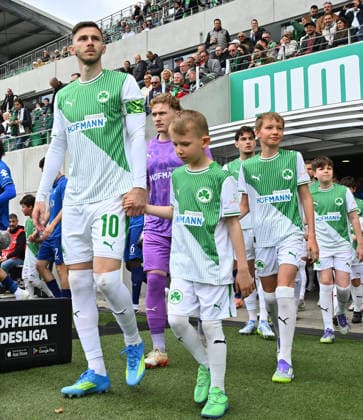19.04.2026 - Fussball - Saison 2025 2026 - 2. Fussball - Bundesliga - 30. Spieltag: SpVgg Greuther Fürth ( Kleeblatt ) - SV Darmstadt 98 ( Lilien ) - Sportfoto Zink - xwoxzix - DFL regulations prohibit any use of photographs as image sequences and or quasi-video - only for editorial use - Branimir Hrgota (10, SpVgg Greuther Fürth ) läuft ein
