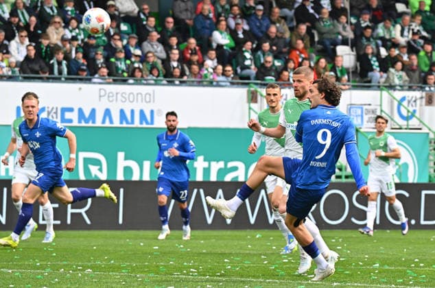 19.04.2026 - Fussball - Saison 2025 2026 - 2. Fussball - Bundesliga - 30. Spieltag: SpVgg Greuther Fürth ( Kleeblatt ) - SV Darmstadt 98 ( Lilien ) - Sportfoto Zink MeZi - xmexzix - DFL regulations prohibit any use of photographs as image sequences and or quasi-video - only for editorial use - Fraser Hornby (9, SV Darmstadt 98 D98 SV98 ) vor Jan Elvedi (15, SpVgg Greuther Fürth )