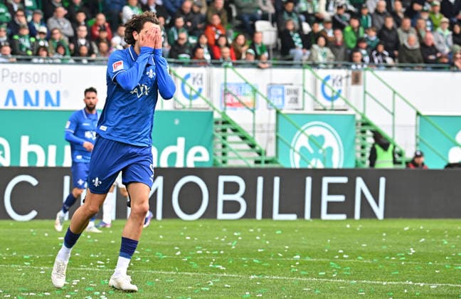 19.04.2026 - Fussball - Saison 2025 2026 - 2. Fussball - Bundesliga - 30. Spieltag: SpVgg Greuther Fürth ( Kleeblatt ) - SV Darmstadt 98 ( Lilien ) - Sportfoto Zink MeZi - xmexzix - DFL regulations prohibit any use of photographs as image sequences and or quasi-video - only for editorial use - Fraser Hornby (9, SV Darmstadt 98 D98 SV98 ) enttäuscht Enttäuschung nach vergebener Torchance
