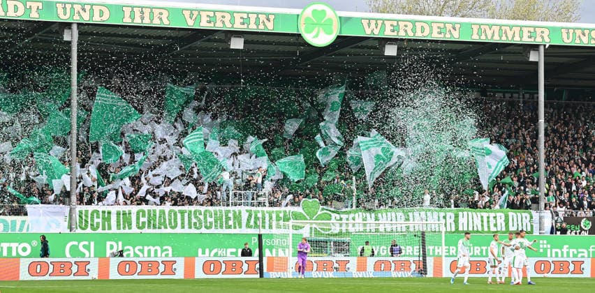 19.04.2026 - Fussball - Saison 2025 2026 - 2. Fussball - Bundesliga - 30. Spieltag: SpVgg Greuther Fürth ( Kleeblatt ) - SV Darmstadt 98 ( Lilien ) - Sportfoto Zink - xwoxzix - DFL regulations prohibit any use of photographs as image sequences and or quasi-video - only for editorial use - Greutherfürthfans Fans Fanblock Kleeblattfans - Spruchband Banner