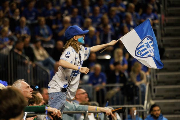 TBV Fan mit Fahne GER, TBV Lemgo Lippe vs. SC Magdeburg, Handball, DHB-Pokal, LIDL Final4, Spiel um Platz 3, Spielzeit 2025 2026, 19.04.2026, GER, TBV Lemgo Lippe vs. SC Magdeburg, Handball, DHB-Pokal, LIDL Final4, Spiel um Platz 3, Spielzeit 2025 2026, 19.04.2026, Koeln Copyright: xEibnerxPressefoto OliverxSchmidtx EP_OST