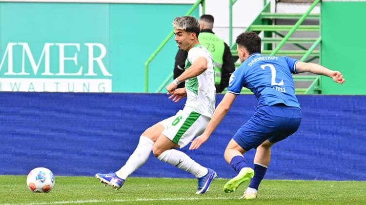 19.04.2026 - Fussball - Saison 2025 2026 - 2. Fussball - Bundesliga - 30. Spieltag: SpVgg Greuther Fürth ( Kleeblatt ) - SV Darmstadt 98 ( Lilien ) - Sportfoto Zink - xwoxzix - DFL regulations prohibit any use of photographs as image sequences and or quasi-video - only for editorial use - Aaron Keller (16, SpVgg Greuther Fürth ) Sergio Lopez (2, SV Darmstadt 98 D98 SV98 )