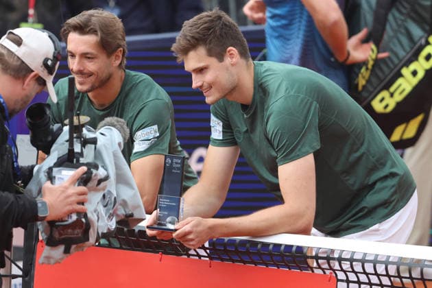Sieger im Doppel, Jakob Schnaitter (GER) und Mark Wallner (GER) posieren für Fernsehkamera, am Netz, Siegerehrung, Trophäe, Tennis Finale Doppel Doubles Final BMW Open by Bitpanda 2026 ATP, Tennis Herren 500 München 19.04.2026 FOTO: Mladen Lackovic LakoPress