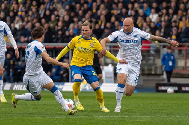 Deutschland: Fussball, 2. Bundesliga, 30. Spieltag 2025 26, Eintracht Braunschweig - Hertha BSC am 19.04. in Braunschweig, Eintracht-Stadion: Lino Tempelmann (Eintracht Braunschweig 20) Toni Leistner (Hertha BSC 37)