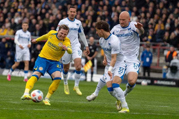 Deutschland: Fussball, 2. Bundesliga, 30. Spieltag 2025 26, Eintracht Braunschweig - Hertha BSC am 19.04. in Braunschweig, Eintracht-Stadion: Lino Tempelmann (Eintracht Braunschweig 20) Toni Leistner (Hertha BSC 37) Michal Karbownik (Hertha BSC 33)