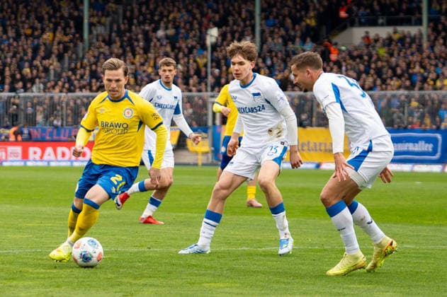 Deutschland: Fussball, 2. Bundesliga, 30. Spieltag 2025 26, Eintracht Braunschweig - Hertha BSC am 19.04. in Braunschweig, Eintracht-Stadion: Lino Tempelmann (Eintracht Braunschweig 20)
