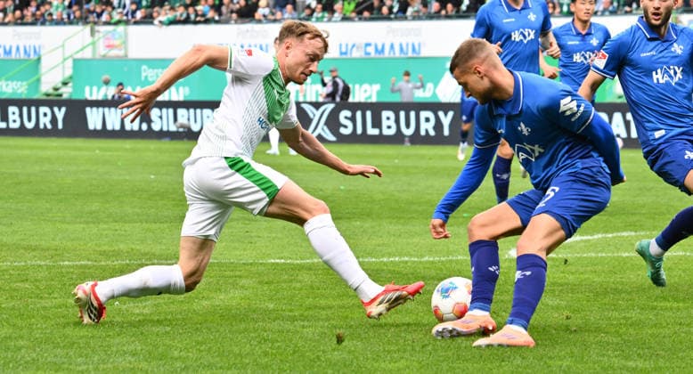 19.04.2026 - Fussball - Saison 2025 2026 - 2. Fussball - Bundesliga - 30. Spieltag: SpVgg Greuther Fürth ( Kleeblatt ) - SV Darmstadt 98 ( Lilien ) - Sportfoto Zink - xwoxzix - DFL regulations prohibit any use of photographs as image sequences and or quasi-video - only for editorial use - Jannik Dehm ( 23, SpVgg Greuther Fürth ) Fabian Nürnberger Nuernberger (15, SV Darmstadt 98 D98 SV98 )