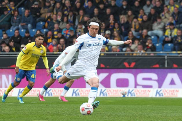 19.04.2025, xtgx, Fussball 2. Bundesliga, Eintracht Braunschweig - Hertha BSC Berlin v.l. Fabian Reese (Hertha, 11) schiesst Tor, schießt, Torschuetze, erzielt Tor, Treffer, scores the goal 0:1 Elfmeter (DFL DFB REGULATIONS PROHIBIT ANY USE OF PHOTOGRAPHS as IMAGE SEQUENCES and or QUASI-VIDEO) Braunschweig