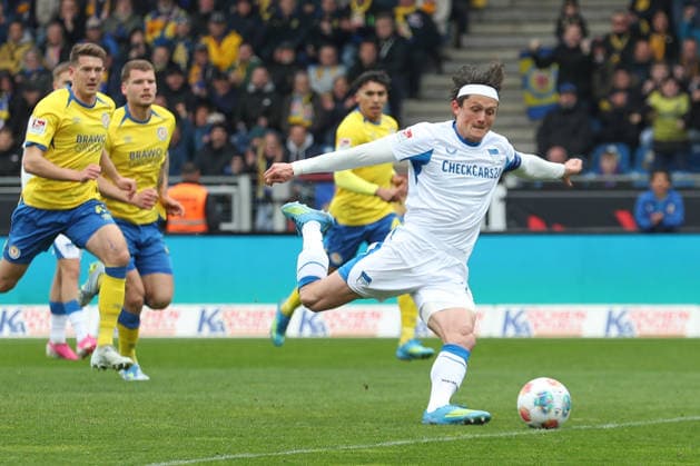 19.04.2025, xtgx, Fussball 2. Bundesliga, Eintracht Braunschweig - Hertha BSC Berlin v.l. Fabian Reese (Hertha, 11) schiesst Tor, schießt, Torschuetze, erzielt Tor, Treffer, scores the goal 0:1 Elfmeter (DFL DFB REGULATIONS PROHIBIT ANY USE OF PHOTOGRAPHS as IMAGE SEQUENCES and or QUASI-VIDEO) Braunschweig