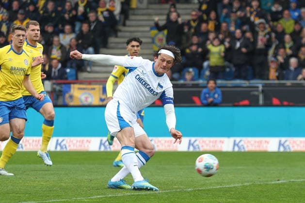 19.04.2025, xtgx, Fussball 2. Bundesliga, Eintracht Braunschweig - Hertha BSC Berlin v.l. Fabian Reese (Hertha, 11) schiesst Tor, schießt, Torschuetze, erzielt Tor, Treffer, scores the goal 0:1 Elfmeter (DFL DFB REGULATIONS PROHIBIT ANY USE OF PHOTOGRAPHS as IMAGE SEQUENCES and or QUASI-VIDEO) Braunschweig