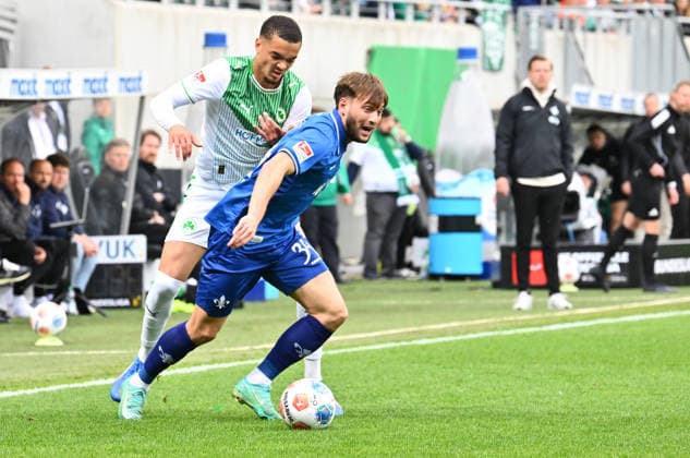 19.04.2026 - Fussball - Saison 2025 2026 - 2. Fussball - Bundesliga - 30. Spieltag: SpVgg Greuther Fürth ( Kleeblatt ) - SV Darmstadt 98 ( Lilien ) - Sportfoto Zink - xwoxzix - DFL regulations prohibit any use of photographs as image sequences and or quasi-video - only for editorial use - Maximilian Solomon Dietz (33, SpVgg Greuther Fürth ) hinter Killian Corredor (34, SV Darmstadt 98 D98 SV98 )
