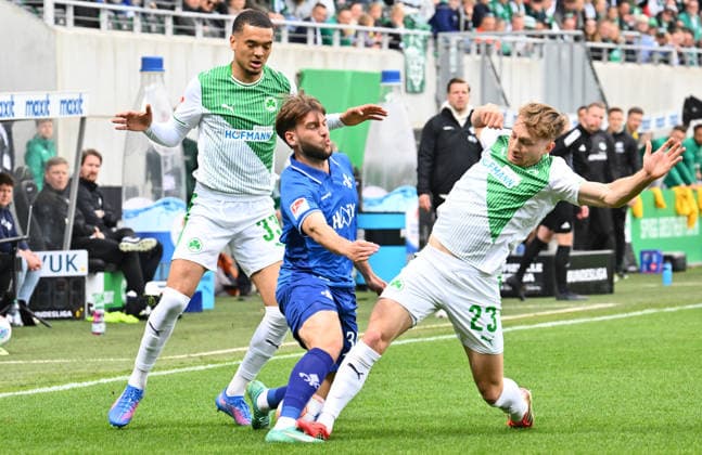 19.04.2026 - Fussball - Saison 2025 2026 - 2. Fussball - Bundesliga - 30. Spieltag: SpVgg Greuther Fürth ( Kleeblatt ) - SV Darmstadt 98 ( Lilien ) - Sportfoto Zink - xwoxzix - DFL regulations prohibit any use of photographs as image sequences and or quasi-video - only for editorial use - Killian Corredor (34, SV Darmstadt 98 D98 SV98 ) gegen Maximilian Solomon Dietz (33, SpVgg Greuther Fürth ) Jannik Dehm ( 23, SpVgg Greuther Fürth , rechts )
