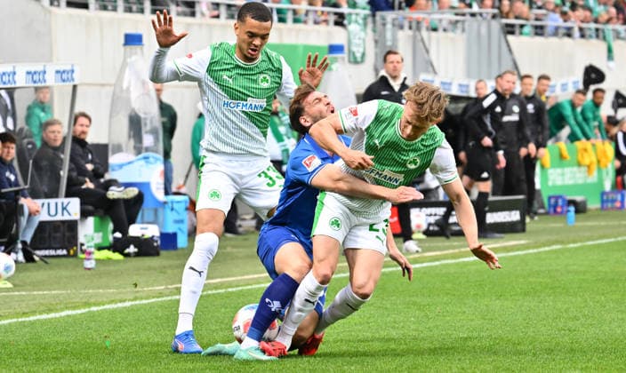 19.04.2026 - Fussball - Saison 2025 2026 - 2. Fussball - Bundesliga - 30. Spieltag: SpVgg Greuther Fürth ( Kleeblatt ) - SV Darmstadt 98 ( Lilien ) - Sportfoto Zink - xwoxzix - DFL regulations prohibit any use of photographs as image sequences and or quasi-video - only for editorial use - Killian Corredor (34, SV Darmstadt 98 D98 SV98 ) gegen Maximilian Solomon Dietz (33, SpVgg Greuther Fürth ) Jannik Dehm ( 23, SpVgg Greuther Fürth , rechts )