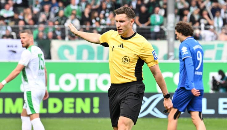 19.04.2026 - Fussball - Saison 2025 2026 - 2. Fussball - Bundesliga - 30. Spieltag: SpVgg Greuther Fürth ( Kleeblatt ) - SV Darmstadt 98 ( Lilien ) - Sportfoto Zink - xwoxzix - DFL regulations prohibit any use of photographs as image sequences and or quasi-video - only for editorial use - Eric Weisbach (Schiedsrichter )