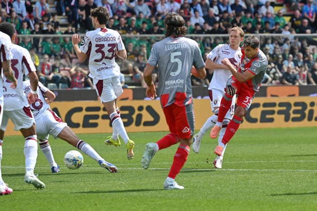 April 19, 2026, Cremona, Italy: Cremonese s Alberto Grassi (R) in action during the Italian Serie A soccer match between Cremonese vs Torino FC at the Giovanni Zini stadium in Cremona, Italy, 19 April 2026. ANSA . Serie A - Cremonese Vs Torino  - ZUMAa110 20260419_zaf_a110_003 Copyright: xAlessioxTarpinix