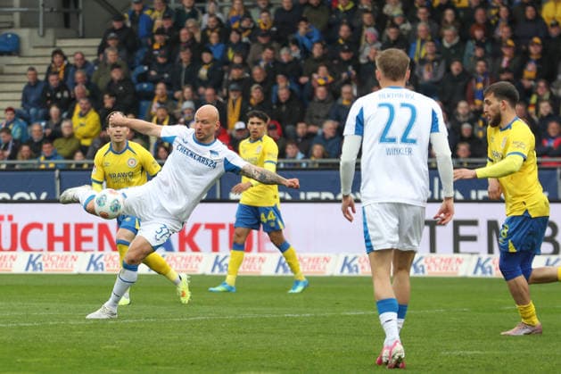 19.04.2025, xtgx, Fussball 2. Bundesliga, Eintracht Braunschweig - Hertha BSC Berlin v.l. Toni Leistner (Hertha, 37) schiesst den Ball aufs Tor, Torschuss, Schuss (DFL DFB REGULATIONS PROHIBIT ANY USE OF PHOTOGRAPHS as IMAGE SEQUENCES and or QUASI-VIDEO) Braunschweig