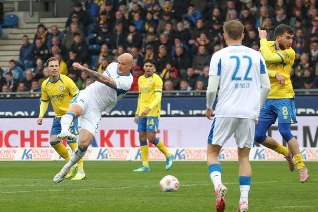 19.04.2025, xtgx, Fussball 2. Bundesliga, Eintracht Braunschweig - Hertha BSC Berlin v.l. Toni Leistner (Hertha, 37) schiesst den Ball aufs Tor, Torschuss, Schuss (DFL DFB REGULATIONS PROHIBIT ANY USE OF PHOTOGRAPHS as IMAGE SEQUENCES and or QUASI-VIDEO) Braunschweig