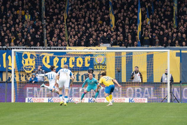 Deutschland: Fussball, 2. Bundesliga, 30. Spieltag 2025 26, Eintracht Braunschweig - Hertha BSC am 19.04. in Braunschweig, Eintracht-Stadion: Tor Elfmeter gehalten Ron-Thorben Hoffmann (Eintracht Braunschweig 1) Nachschuss zum 0:1 Fabian Reese (Hertha BSC 11) Jubel Freude Emotionen Torjubel