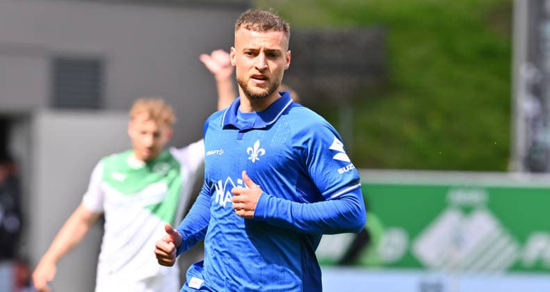 19.04.2026 - Fussball - Saison 2025 2026 - 2. Fussball - Bundesliga - 30. Spieltag: SpVgg Greuther Fürth ( Kleeblatt ) - SV Darmstadt 98 ( Lilien ) - Sportfoto Zink - xwoxzix - DFL regulations prohibit any use of photographs as image sequences and or quasi-video - only for editorial use - Fabian Nürnberger Nuernberger (15, SV Darmstadt 98 D98 SV98 )