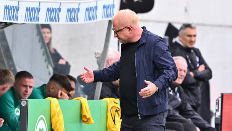 19.04.2026 - Fussball - Saison 2025 2026 - 2. Fussball - Bundesliga - 30. Spieltag: SpVgg Greuther Fürth ( Kleeblatt ) - SV Darmstadt 98 ( Lilien ) - Sportfoto Zink - xwoxzix - DFL regulations prohibit any use of photographs as image sequences and or quasi-video - only for editorial use - Heiko Vogel ( Trainer SpVgg Greuther Fürth ) gestikuliert Geste