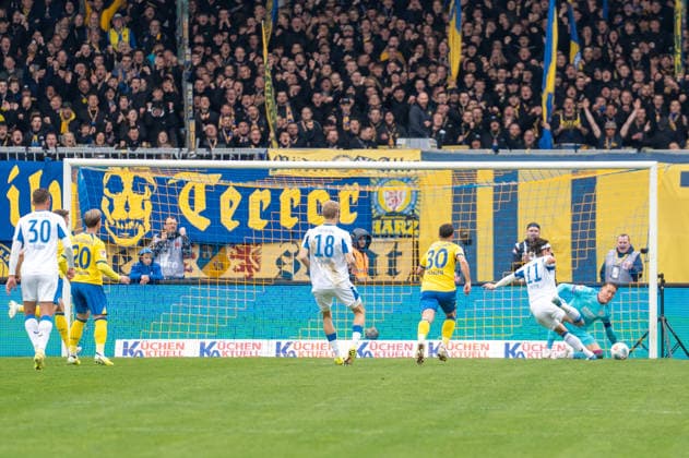 Deutschland: Fussball, 2. Bundesliga, 30. Spieltag 2025 26, Eintracht Braunschweig - Hertha BSC am 19.04. in Braunschweig, Eintracht-Stadion: Tor Elfmeter gehalten Ron-Thorben Hoffmann (Eintracht Braunschweig 1) Nachschuss zum 0:1 Fabian Reese (Hertha BSC 11) Jubel Freude Emotionen Torjubel